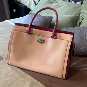 Coach Legacy leather bag. Beige and Maroon.
Tassel missing.